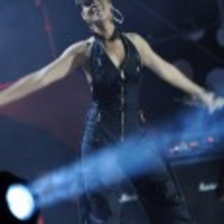 Rihanna_1231372706_2 - rihanna