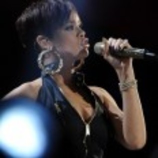 Rihanna_1231372840_1 - rihanna