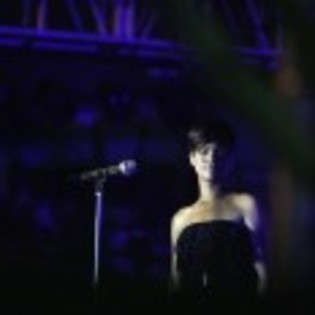 Rihanna_1231372955_4 - rihanna