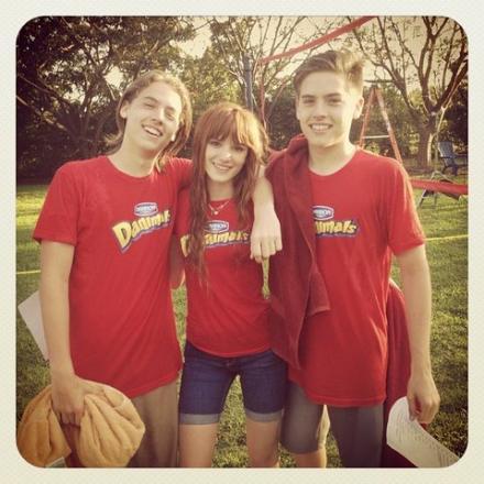 29.Bella Thorne , Cole & Dylan Sprouse ghiciti de llZambeteFalsell