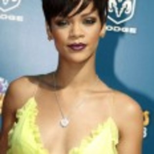 Rihanna_1231373073_1