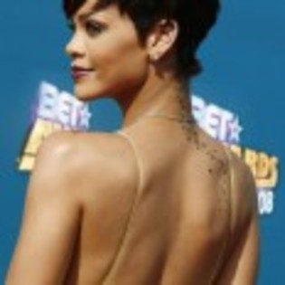 Rihanna_1231373074_2
