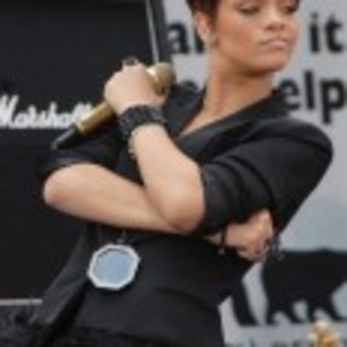 Rihanna_1231373132_4