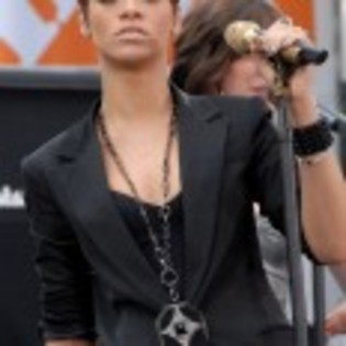 Rihanna_1231373153_1 - rihanna