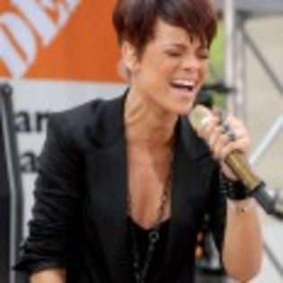 Rihanna_1231373175_4
