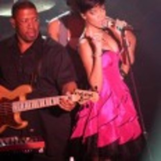 Rihanna_1231373217_3 - rihanna