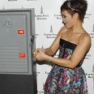 Rihanna_1231373303_2 - rihanna