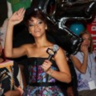 Rihanna_1231373323_2