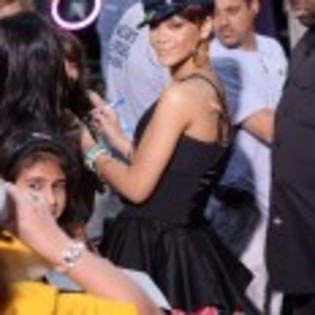Rihanna_1231373392_4 - rihanna