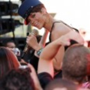 Rihanna_1231373518_1 - rihanna