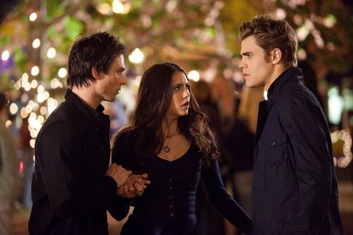 tu ce cauti aici Katherina?  laso e cu mine zise Damon