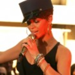 Rihanna_1231373659_4 - rihanna