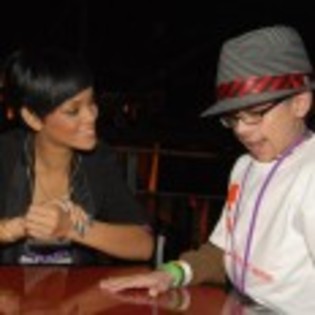 Rihanna_1231373890_1