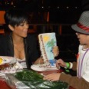 Rihanna_1231373890_2 - rihanna