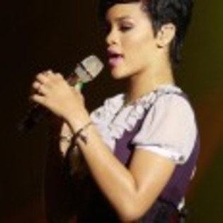 Rihanna_1231373956_3 - rihanna