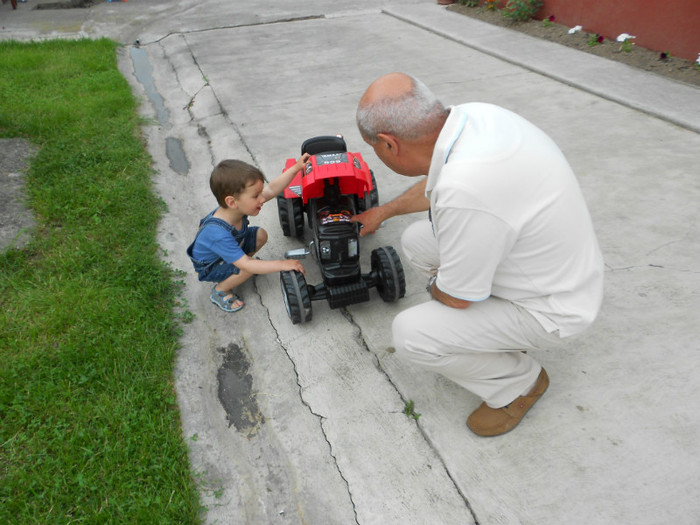 s-a stricat motorul - ANDREI LA NONII 2012  SEPTEMBRIE 2012