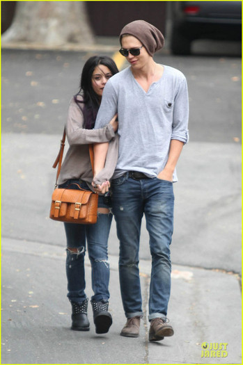 vanessa-hudgens-austin-butler-roma-cafe-01 - Vanessa Hudgens Likes Roles with a Harsh and Hard Element