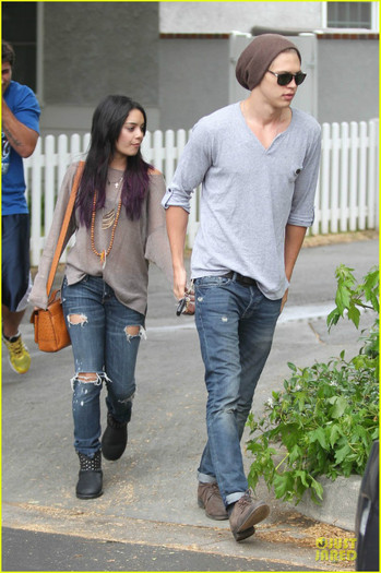 vanessa-hudgens-austin-butler-roma-cafe-02 - Vanessa Hudgens Likes Roles with a Harsh and Hard Element