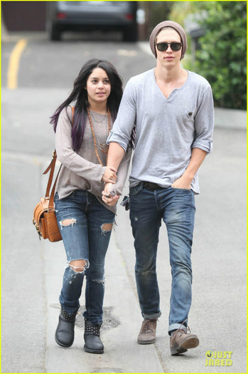 vanessa-hudgens-austin-butler-roma-cafe-03 - Vanessa Hudgens Likes Roles with a Harsh and Hard Element