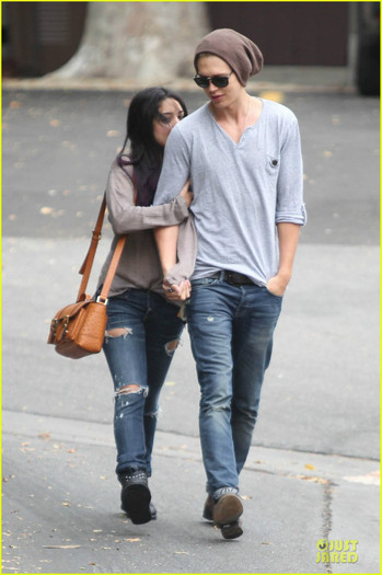 vanessa-hudgens-austin-butler-roma-cafe-04 - Vanessa Hudgens Likes Roles with a Harsh and Hard Element