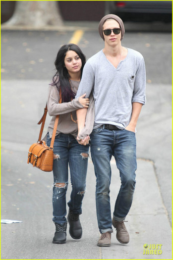 vanessa-hudgens-austin-butler-roma-cafe-06 - Vanessa Hudgens Likes Roles with a Harsh and Hard Element