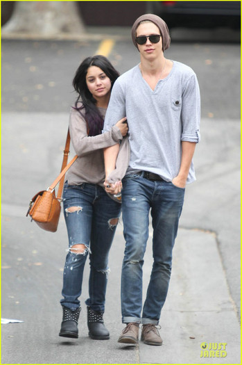 vanessa-hudgens-austin-butler-roma-cafe-07 - Vanessa Hudgens Likes Roles with a Harsh and Hard Element