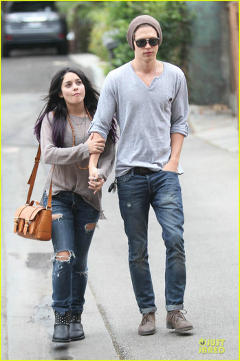 vanessa-hudgens-austin-butler-roma-cafe-08 - Vanessa Hudgens Likes Roles with a Harsh and Hard Element