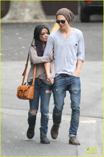 vanessa-hudgens-austin-butler-roma-cafe-09