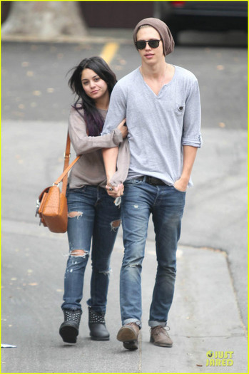 vanessa-hudgens-austin-butler-roma-cafe-10 - Vanessa Hudgens Likes Roles with a Harsh and Hard Element