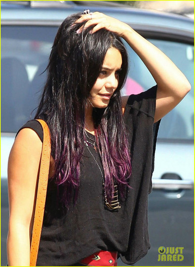 hudgens-purple-hair-03 - Vanessa Hudgens Purple Hair Shopper