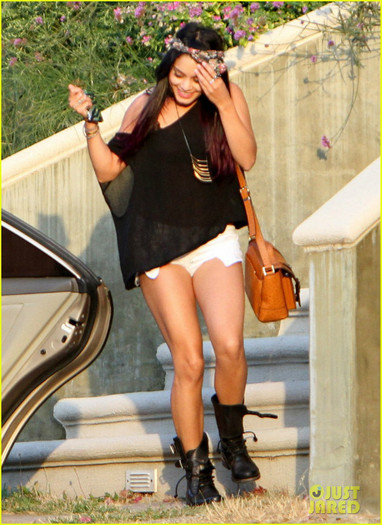 hudgens-purple-hair-10 - Vanessa Hudgens Purple Hair Shopper