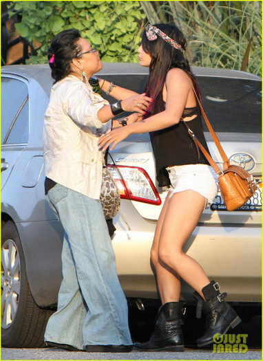 hudgens-purple-hair-16 - Vanessa Hudgens Purple Hair Shopper