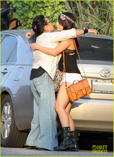 hudgens-purple-hair-17 - Vanessa Hudgens Purple Hair Shopper