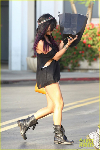 hudgens-purple-hair-18 - Vanessa Hudgens Purple Hair Shopper