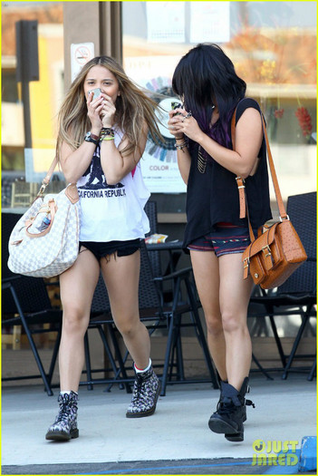 hudgens-purple-hair-04 - Vanessa Hudgens Purple Hair Shopper