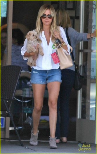 ashley-tisdale-maui-nails-01 - Ashley Tisdale Nail Salon with Maui