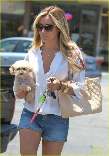 ashley-tisdale-maui-nails-02 - Ashley Tisdale Nail Salon with Maui