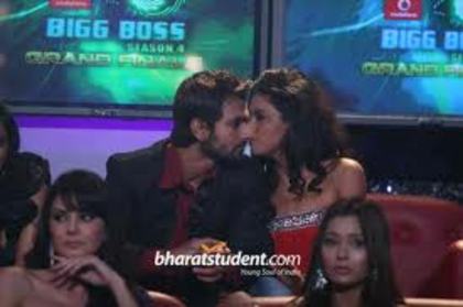 imagesCA0NZE5U - sara khan10