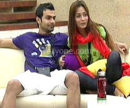 imagesCA7UMYIO - sara khan10
