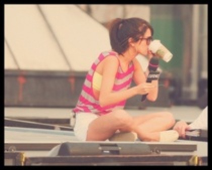 75151576_WZESONF3 - selena gomez 2012