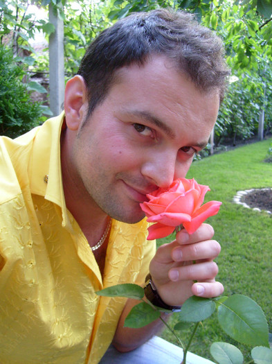 Gradinaru'  Frederico; shooting foto prin gradina :))))
