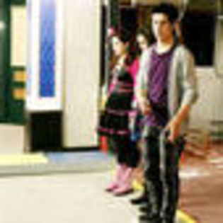 wizards-of-waverly-place-the-movie-196485l-thumbnail_gallery - Magicieni din waverly place