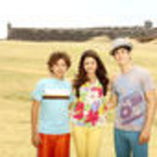 wizards-of-waverly-place-the-movie-292182l-thumbnail_gallery - Magicieni din waverly place