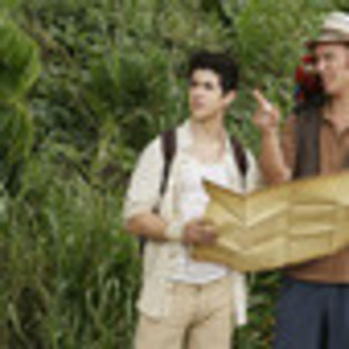wizards-of-waverly-place-the-movie-323675l-thumbnail_gallery - Magicieni din waverly place