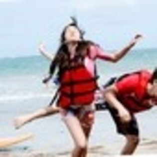 wizards-of-waverly-place-the-movie-595669l-thumbnail_gallery - Magicieni din waverly place