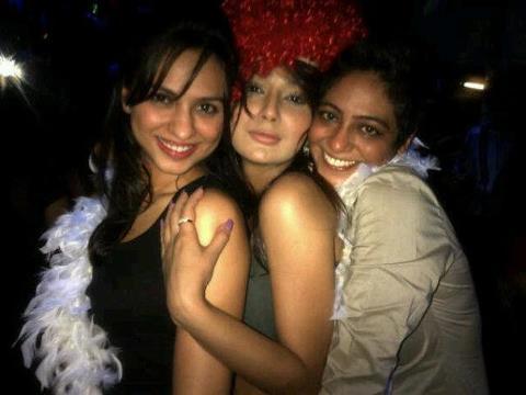 282834_242983379138427_1080813721_n - sara khan11