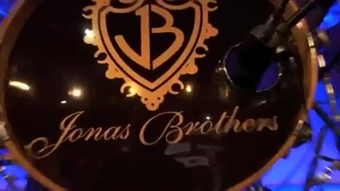 Demi Lovato & Jonas Brothers - Behind The Scenes (2010 Walmart Soundcheck).mp4 0189