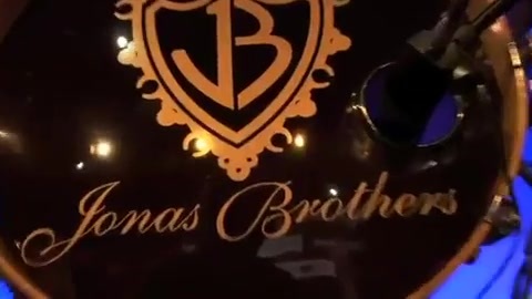 Demi Lovato & Jonas Brothers - Behind The Scenes (2010 Walmart Soundcheck).mp4 0201