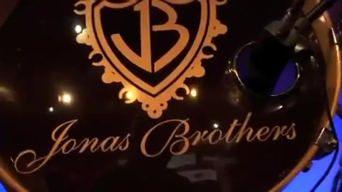Demi Lovato & Jonas Brothers - Behind The Scenes (2010 Walmart Soundcheck).mp4 0212