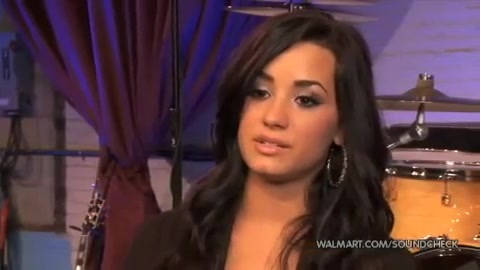 Demi Lovato & Jonas Brothers - Behind The Scenes (2010 Walmart Soundcheck).mp4 2592